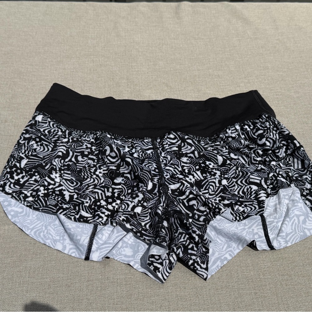 Lululemon Chase Me Short size 6 
2017 Seawheeze - WBCO / BLK